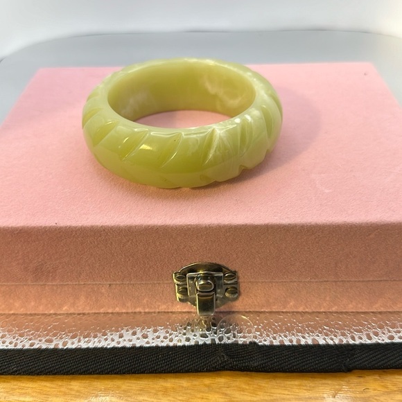 Beautiful lucite bangle. Vintage the opening is 3 3/4 inches. - Picture 1 of 4